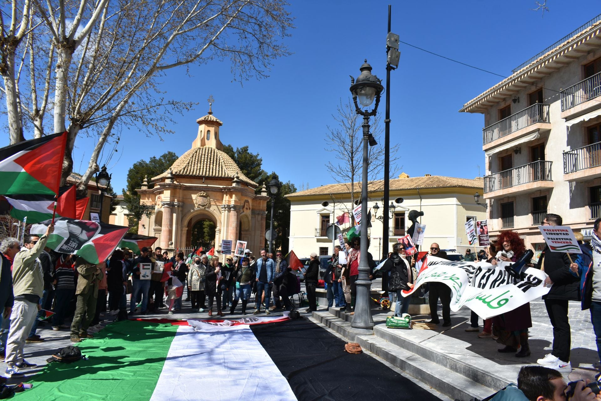 Los participantes en la concentración en La Corredera, junto al Templete.