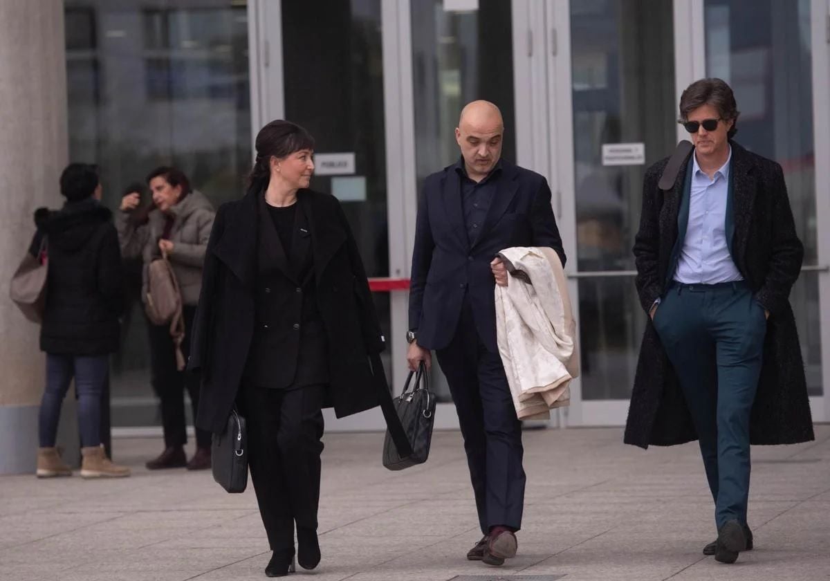 De izquierda a derecha, la abogada de la acusación particular, Rosa Egea; el letrado del dueño de Fonda Milagros, Francisco Javier Verdú, y el abogado de los propietarios de las naves afectadas por el fuego