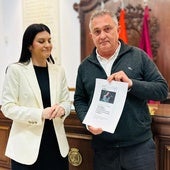 El edil de Grandes Infraestructuras muestra el artículo con las declaraciones de la ministra junto a la concejala de Urbanismo.