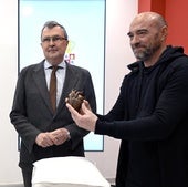 Lidó Rico (dcha) muestra el 'corazón' de Alfonso X.