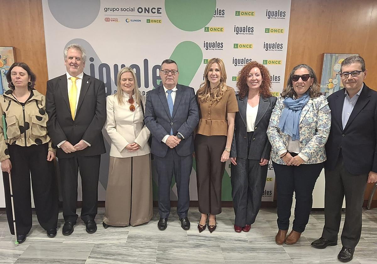 La firma del convenio entre el SEF y la Fundación ONCE, este martes.