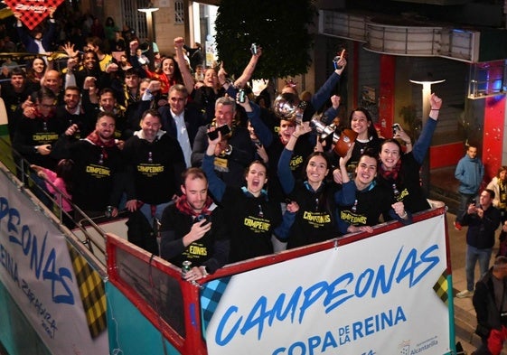 Las jugadores del Jairis ofrecen el trofeo en el balcón del Ayuntamiento de Alcantarilla, este lunes por la tarde.