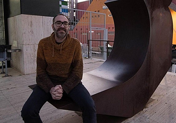 Axel Torres, ayer, antes de presentar su libro 'Crónicas balcánicas' en la Biblioteca Regional de Murcia.