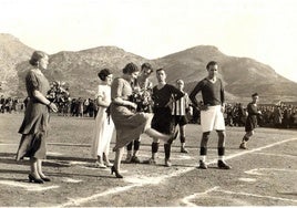 Saque de honor de Miss Alumbres en El Secante, en 1934. Archivo Francisco Atanasio.