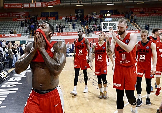 Los jugadores del UCAM no pueden evitar su decepción al abanadonar la pista central del Palacio de los Deportes.
