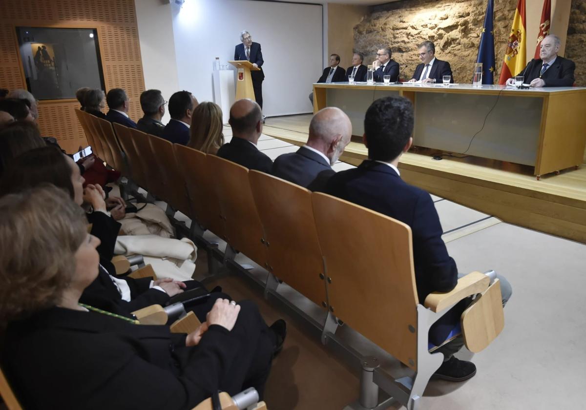 Vázquez destaca el papel de las Academias como corporaciones asesoras de las Administraciones públicas