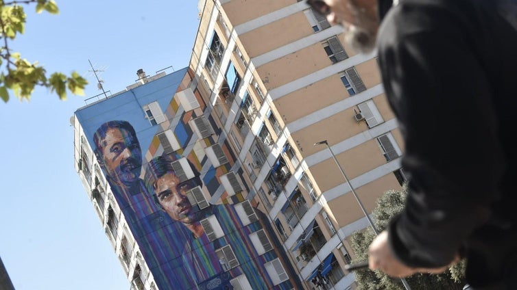 El mural 'El Relevo', situado en la Avenida Primero de Mayo.