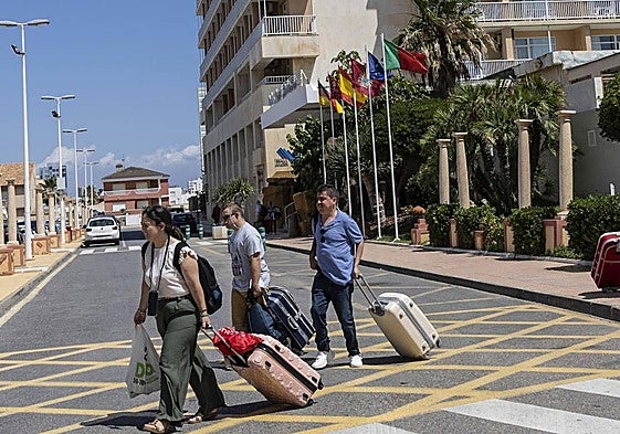 Un grupo de turistas en La Manga, en una imagen de archivo.