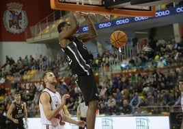 Ugochukwu machaca el aro, con las gradas llenas al fondo, en el partido contra el San Pablo.