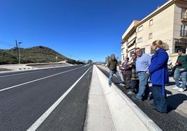 Autoridades y técnicos, ayer, durante la visita a la carretera.