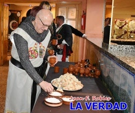 Entrada al salón de celebraciones con la sal, el pan y el vino