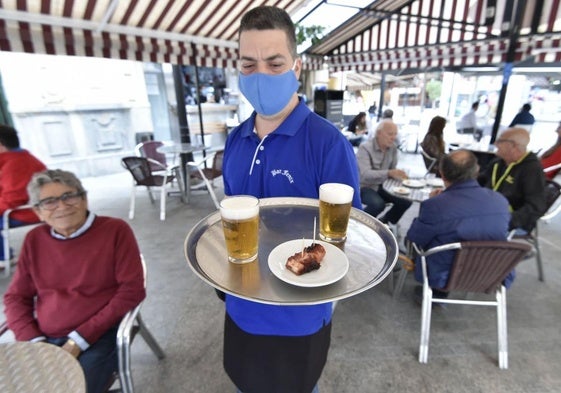 Un camarero en una terraza de Murcia durante la pandemia.