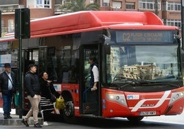 Un autobús circula por el centro de Murcia, en una imagen de archivo.
