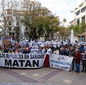 Sanitarios y usuarios del Área III de Salud durante la concentración en la plaza de Calderón.