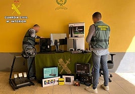 Parte del material incautado por los agentes.