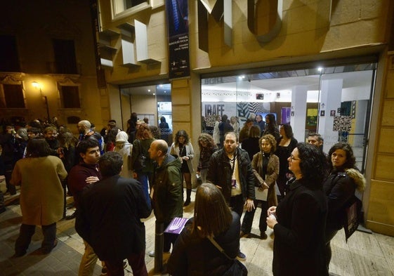 Asistentes a la clausura del IBAFF 2024, en la puerta de la Filmoteca.