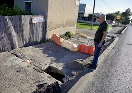 Un vecino observa el mal estado de una acera a su paso por la carretera Orilla del Azarbe, en una imagen de archivo.