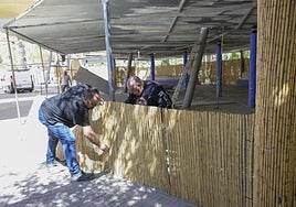 Montaje de una barraca en el Malecón de Murcia.