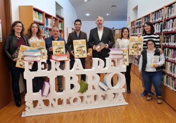 Participantes en la presentación de la feria, con el cartel.