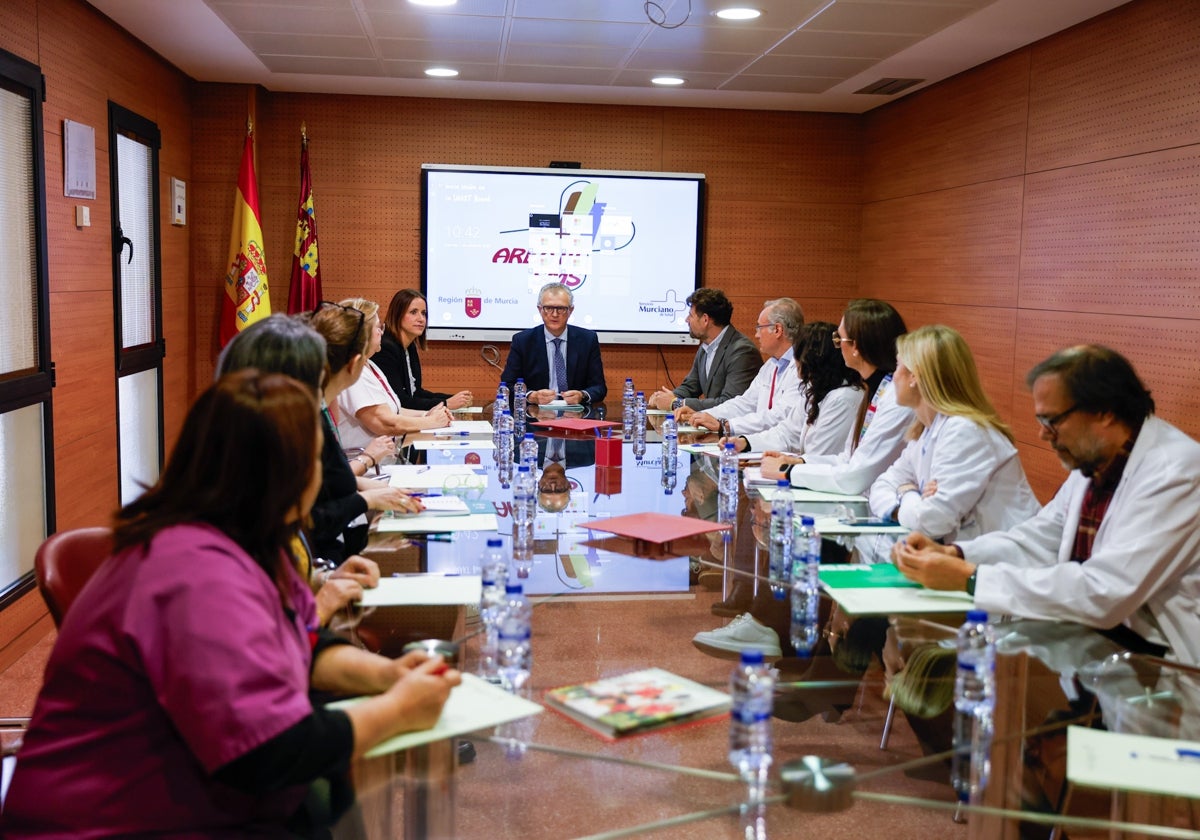Pedreño (c) durante su encuentro con los representantes sindicales en el hospital Rafael Méndez.