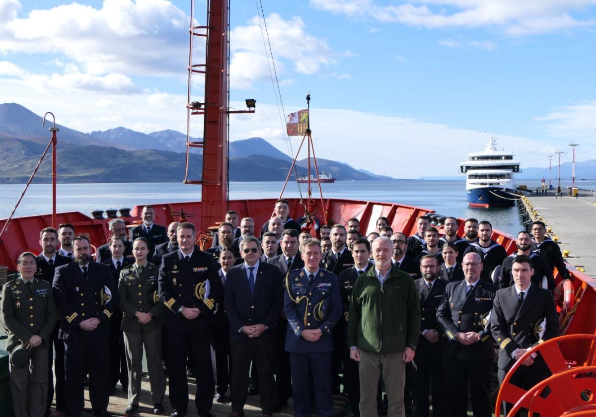 La dotación del 'Hespérides', a su llegada al puerto de Ushuaia.