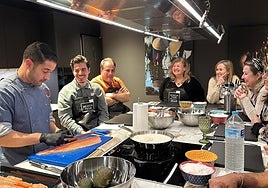 Un chef emergente imparte un taller gastronómico a un grupo en Espacio Umami.