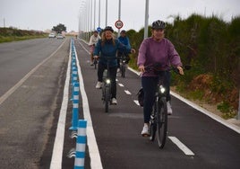 Cuatro ciclistas, ayer, en el carril bici inaugurado en la carretera del antiguo aeropuerto, en San Javier.