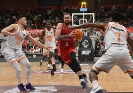 Radovic penetra a canasta pasando entre Sestina y Jones, del Valencia, en el duelo de ida.