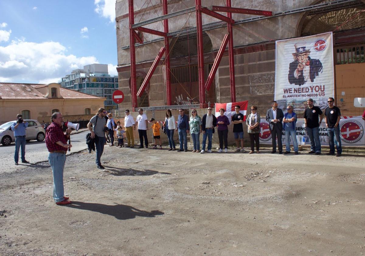 Imagen principal - 1. En los años 80, impartiendo una ponencia en la CAM de Cartagena. 2. El profesor, durante las primeras excavaciones en Mina Victoria. 3. En los años 80, impartiendo una ponencia en la CAM de Cartagena.