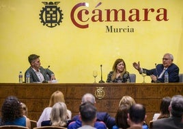 De izq. a dcha., Manuel Muñoz, actual gerente, junto a Antonia Muñoz y Manuel Muñoz Carbonell, al cierre del evento.