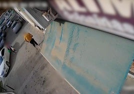 El momento en el que la encargada del establecimiento persigue al atracador, captado por una cámara de videovigilancia.