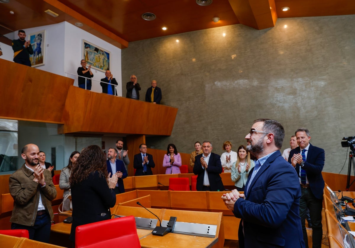 Mateos es aplaudido por todos sus compañeros de corporación.
