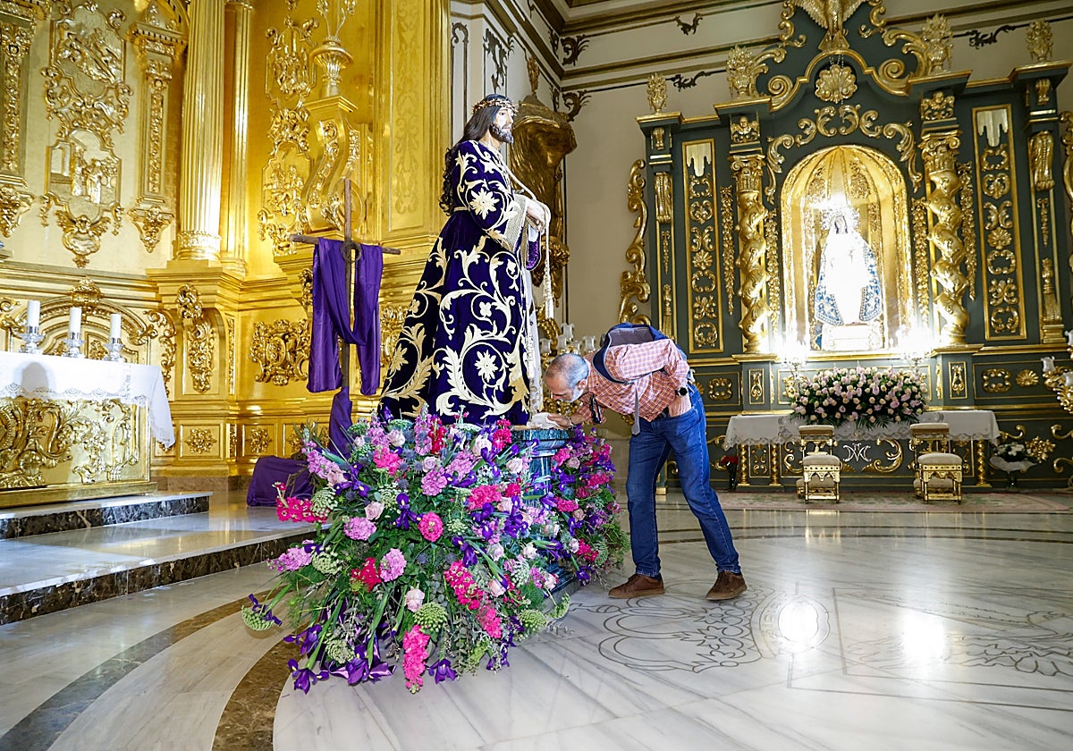 Besapiés al Cristo del Rescate en la capilla del Rosario.
