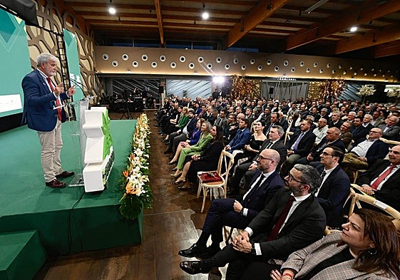 El presidente de Fecoam, Santiago Martínez, este viernes, durante su intervención en la Asamblea General celebrada en Murcia.