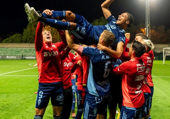 Los jugadores granas mantean a Rojas, tras su histórica actuación que valió la victoria ante el Betis Deportivo.