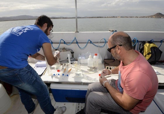 Un equipo científico toma muestras de agua para comprobar el estado del Mar Menor, en una imagen de archivo.