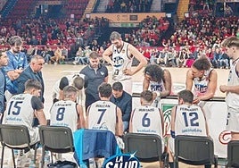 Pedro Hermógenes instruye a su equipo en San Pablo.