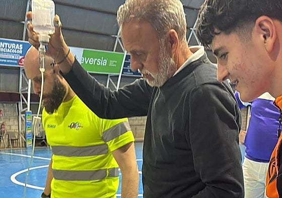 Marco Rivero atendiendo a un jugador que se lesionó la rodilla el pasado jueves.