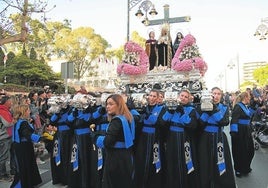 Portapasos marrajas llevan en el trono a las tres Marías por la calle San Diego tras salir del Rectorado de la UPCT, en una magen de archivo.