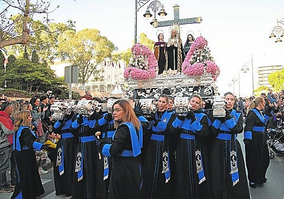 Portapasos marrajas llevan en el trono a las tres Marías por la calle San Diego tras salir del Rectorado de la UPCT, en una magen de archivo.