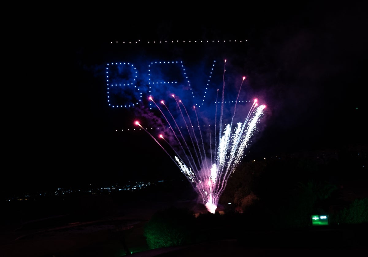 Una coreografía de drones escribieron el nombre de BFV en el cielo de Molina de Segura.