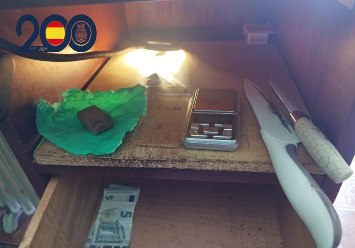 Desmantelado un punto de venta de drogas cerca de un colegio y de la UPCT en el que se han hallado 50 gramos de hachís y un 'nunchaku'