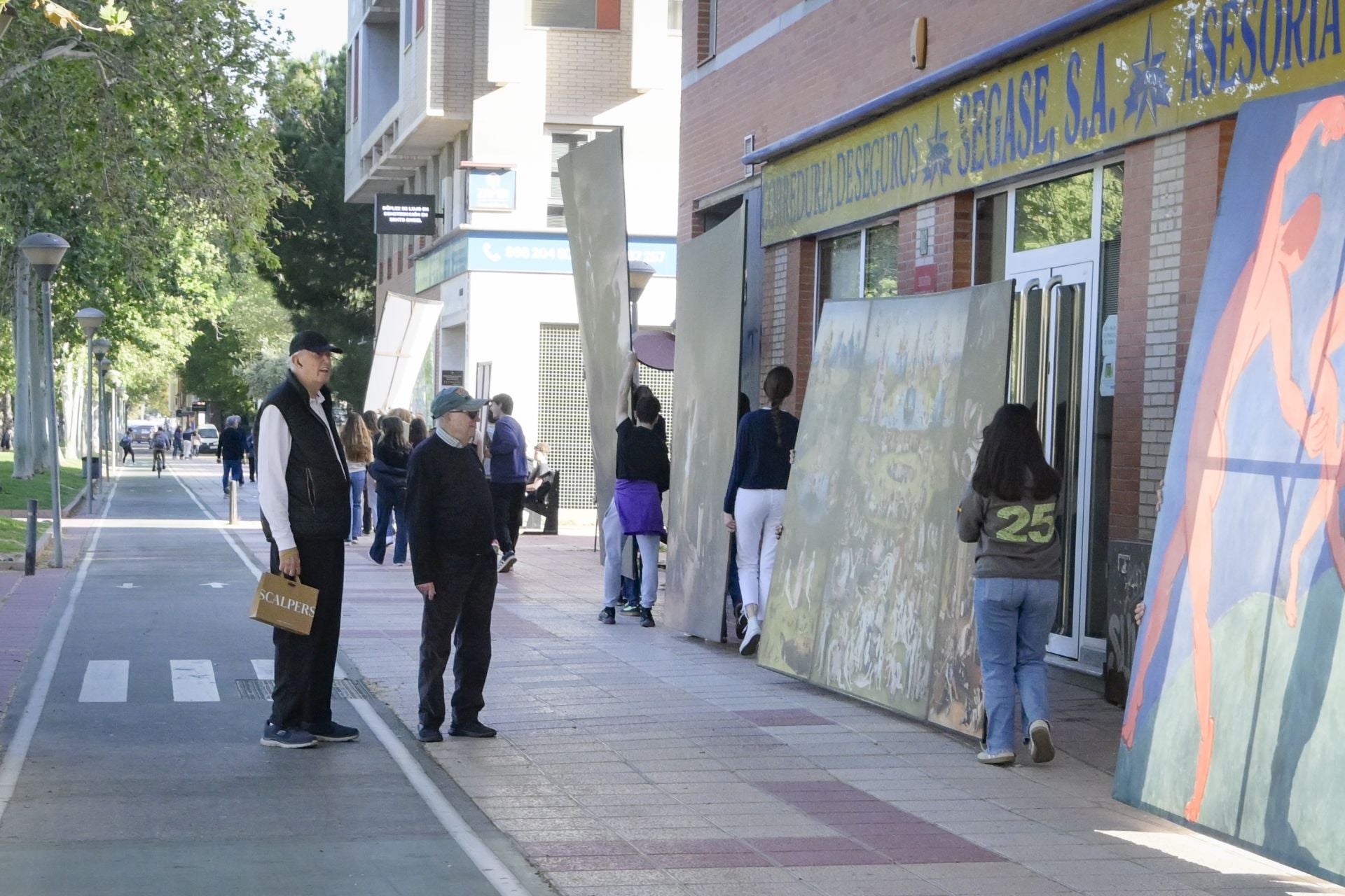 Los alumnos del IES La Flota pasean el arte por las calles de Murcia