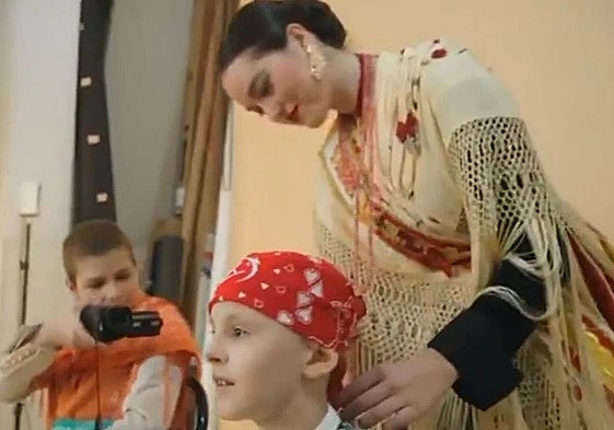 Niños de la Fundación Aladina junto a la Reina de la Huerta 2024, Isabel María García.