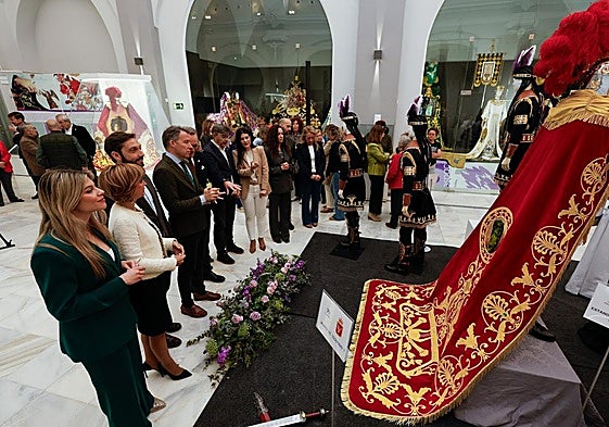 El alcalde, el director general del Instituto de Turismo de la Región de Murcia, miembros del Paso Blanco y concejales observan el manto de Teodosio, que ha sido restaurado.