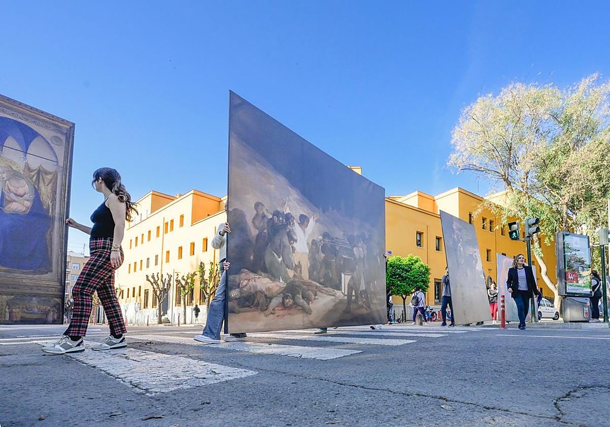 Alumnos del IES La Flota de Murcia trasladan este miércoles las obras desde la galería T20 hasta su centro educativo.