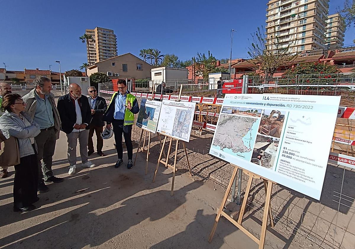 Francisca Baraza durante la visita a las obras de la Estación de Bombeo de Aguas Residuales en Mar de Cristal.