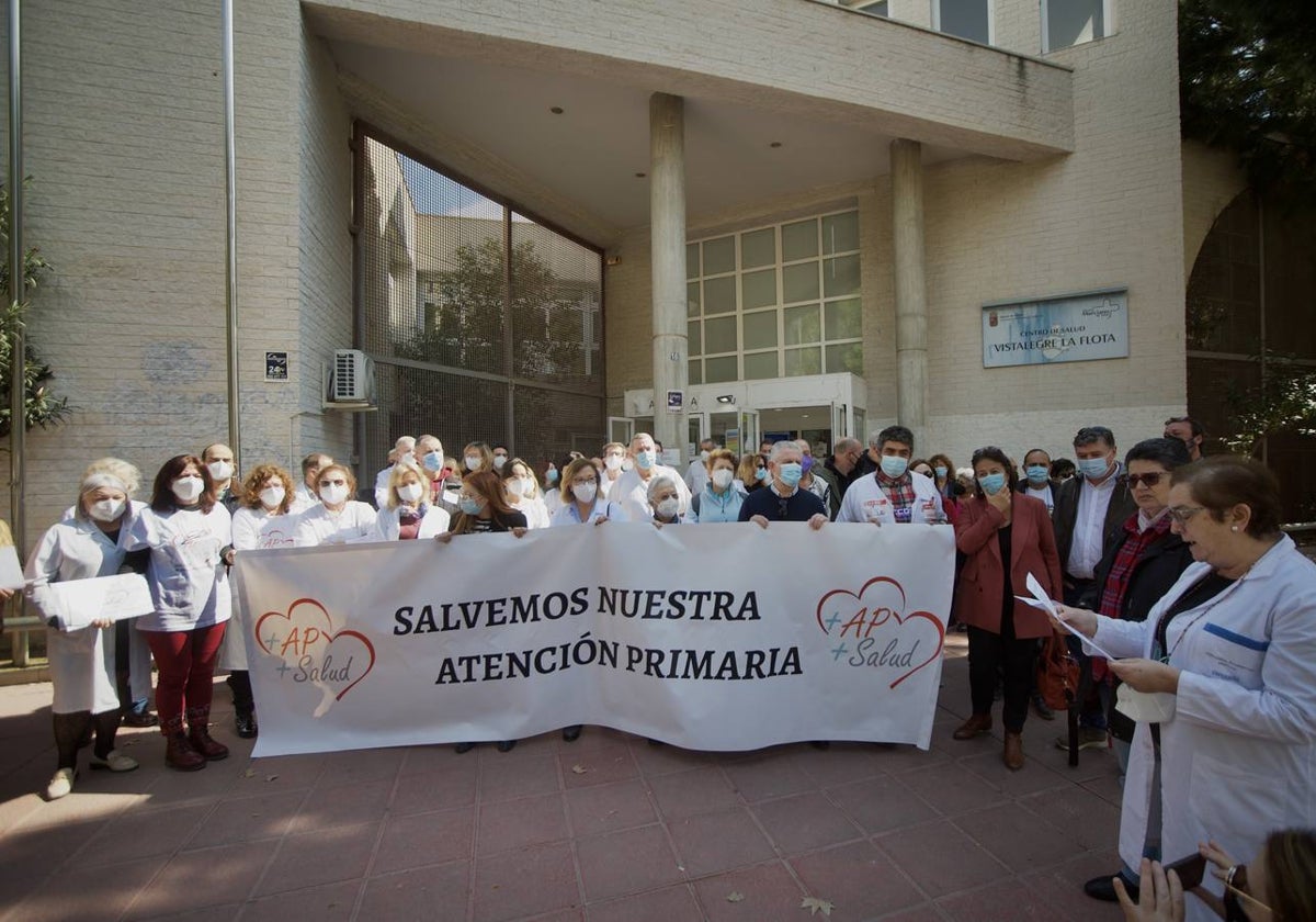 Médicos, enfermeros y pacientes denuncian que el plan de mejora de Primaria «se ha visto frenado y recortado» en la Región de Murcia