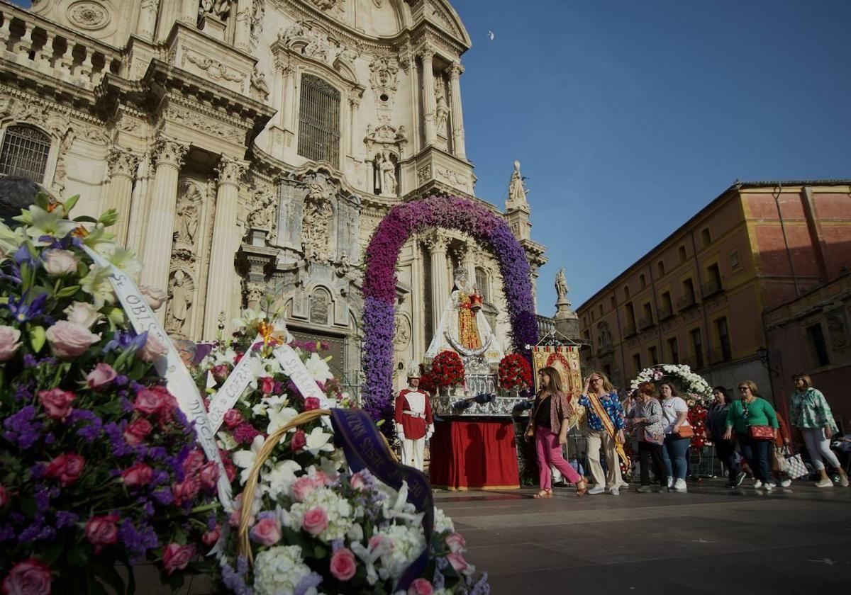 Habrá vigilancia para evitar que se lleven las flores ofrecidas a la patrona de murcia | la verdad