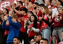 Aficionados jóvenes en la grada del Enrique Roca.